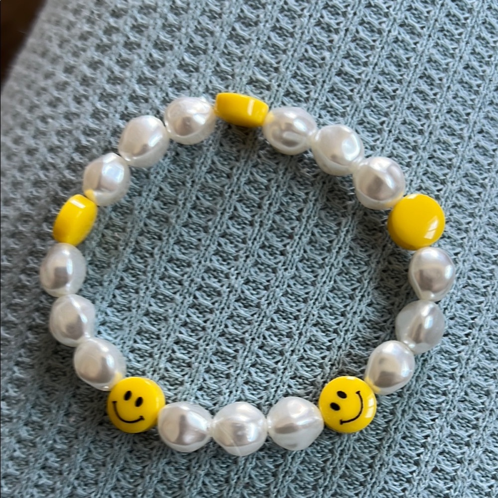 Yellow and White Smiley Face Pearl Bracelet